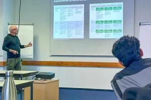 Studierende lauschen einem D3-Vortrag.