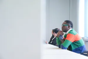 Interessierter hört einem D3-Vortrag zu.