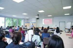 Paul Baumann hält einen D3-Vortrag.