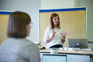 Birgit Schröder hält einen D3-Vortrag.