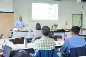 Paul Baumann hält einen D3-Vortrag.