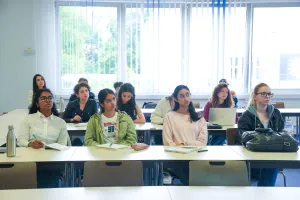 Studierende lauschen einem D3-Vortrag.