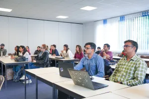 Studierende lauschen einem D3-Vortrag.