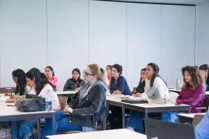 Studierende lauschen einem D3-Vortrag.