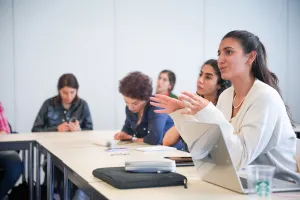 Eine Studierende stellt Fragen zum D3-Vortrag.