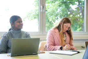 Studierende lauschen einem D3-Vortrag.