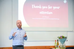 Paul Baumann hält einen D3-Vortrag.