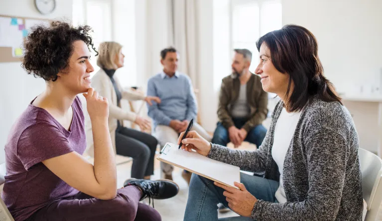 Zwei Frauen unterhalten sich im Bachelor Psychologie Fernstudium