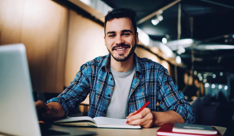 Junger Student informiert sich über Finanzierungsmöglichkeiten des Studiums