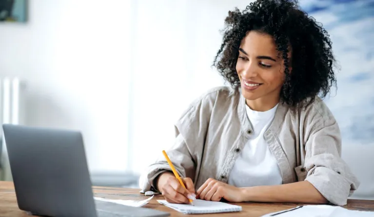 Studieren Sie vollständig online und flexibel im Fernstudium 