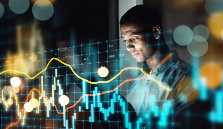 Mann schaut auf digitalen Bildschirm in digitalisierter Wirtschaft