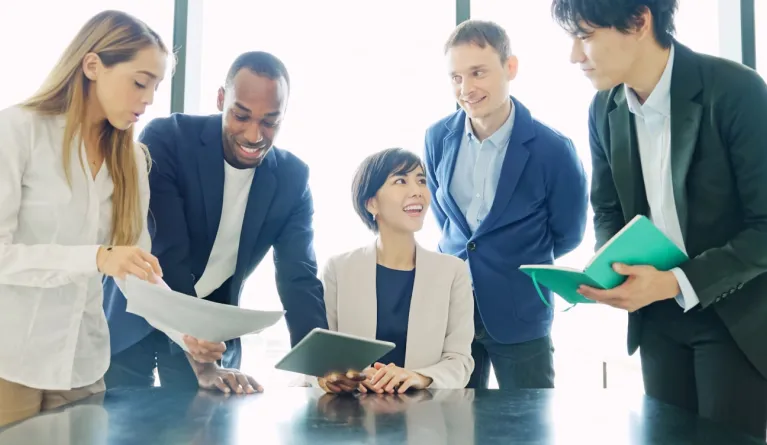 Geschäftsleute diskutieren Gründe für ein MBA-Studium