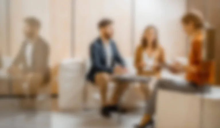Personen tauschen sich im Büro im Fernstudium Vertriebspsychologie aus
