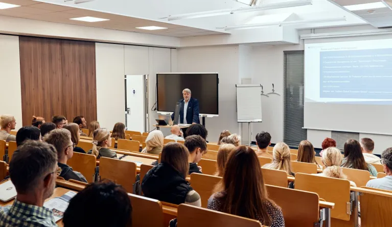 Prof. Albe begrüßt die Studierenden im Hörsaal der PFH 