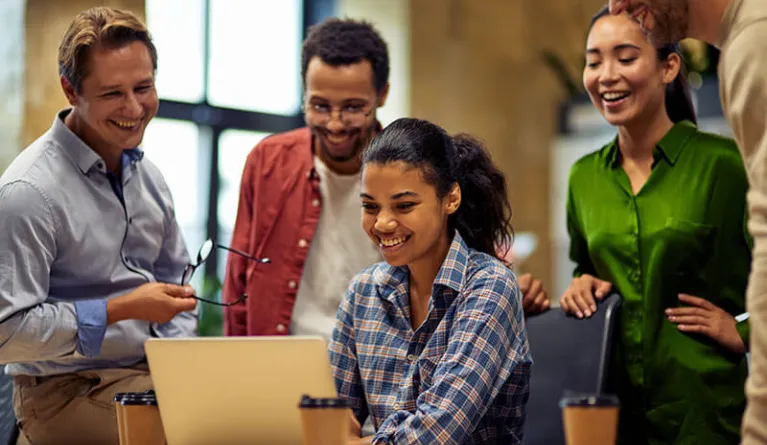 Studenten recherchieren am Laptop Duales BWL Studium Berufsaussichten