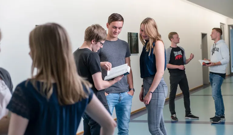 students meeting in the hallway studying hr-psychology