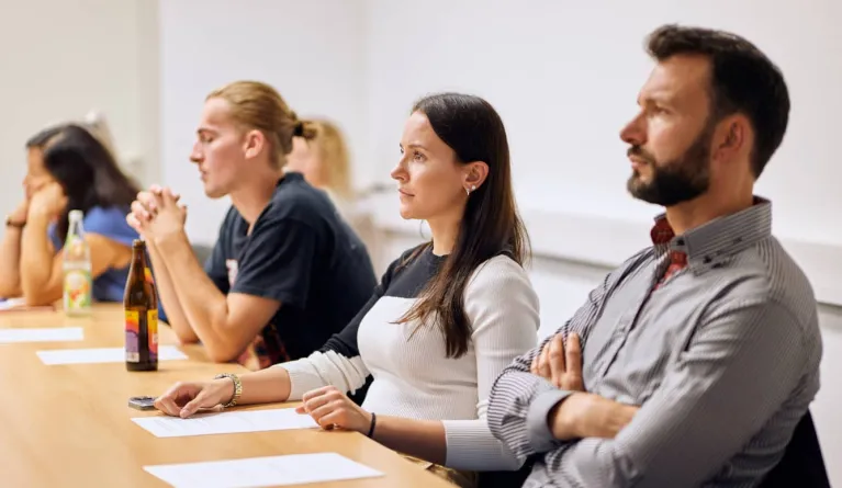 MBA-Studenten im Hörsaal versuchen Arbeit und Studium zu vereinbaren