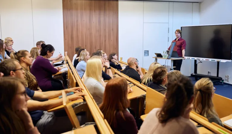 Studenten absolvieren Prüfung im Hörsaal der PFH Göttingen