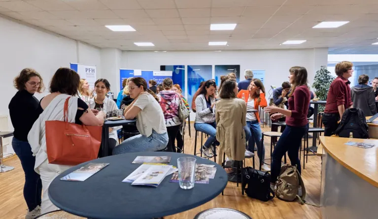 Studenten diskutieren die Unterschiede Hochschule Universität