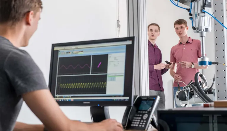 Students researching alternative drive concepts and their application