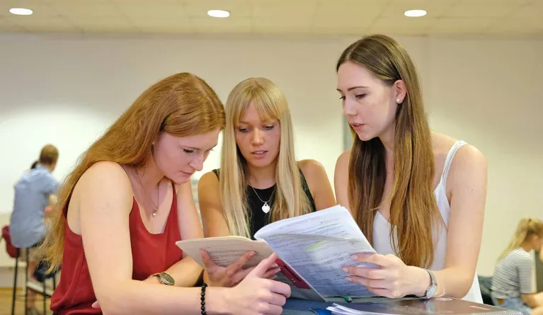 Students-researching-entrepreneurial-skills