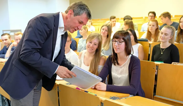 Students studying lightweight engineering