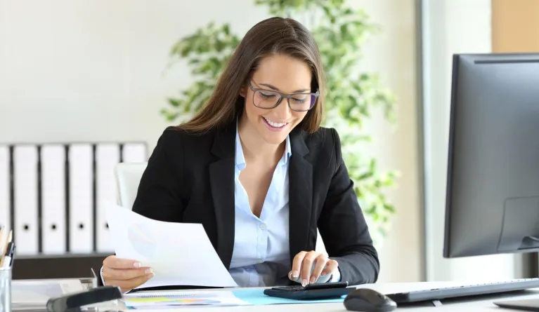 Studentin im Beruf nach erfolgreichem BWL Studium mit Schwerpunkt Accounting 