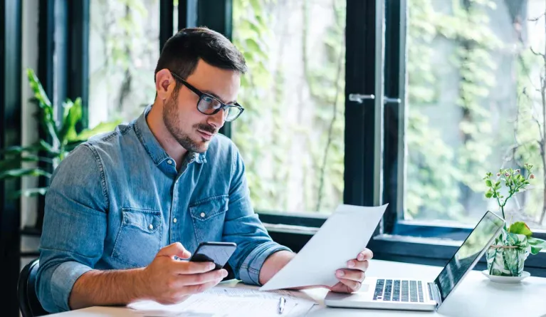 Student arbeitet am Laptop nach BWL Studium mit Schwerpunkt Corporate Finance