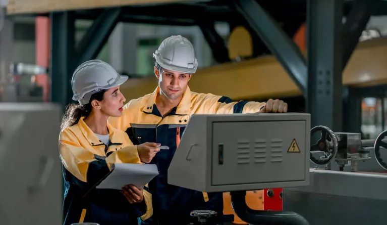 Absolvent inspiziert Anlage in der Industrie nach BWL Abschluss mit Schwerpunkt Industrielles Produktionsmanagement