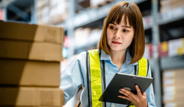 Studentin ist in der Logistik tätig nach BWL Fernstudium mit Schwerpunkt Supply Chain Management