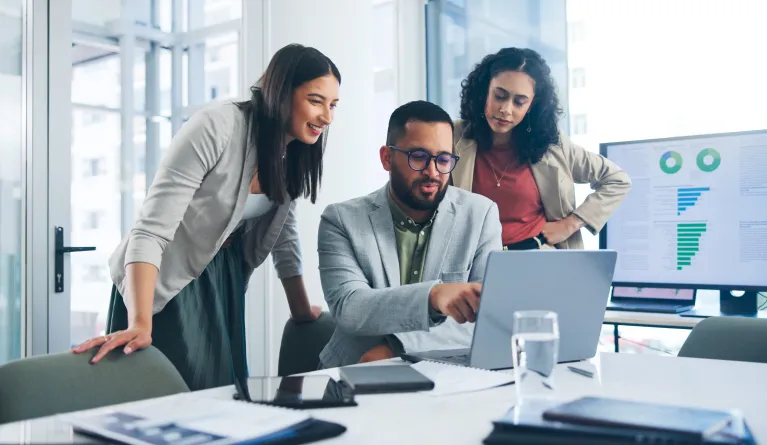Studierende des Studienprogramms Computer Science for Business schauen auf einen Laptop.
