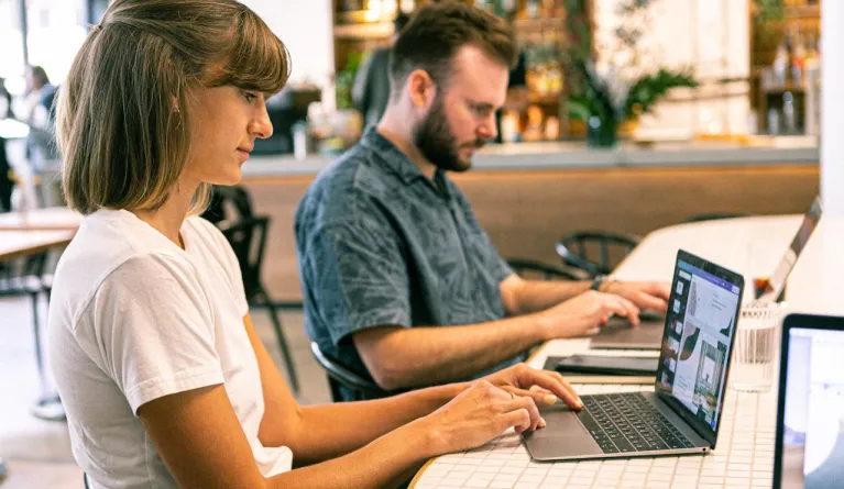 Frau nutzt einen Laptop, um Marketingaufgaben auszuführen