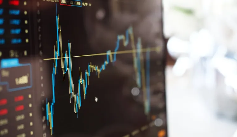 Nahaufnahme eines Monitorbildschirms, der Veränderungen der Finanzbestände zeigt