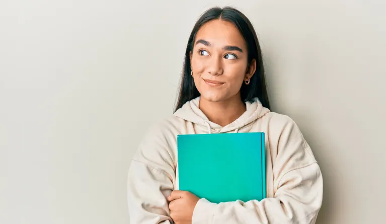 Studieninteressierte mit Notizbuch in der Hand.