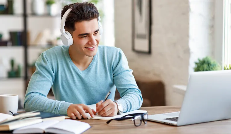 Ein Campusstudent lernt am Laptop.