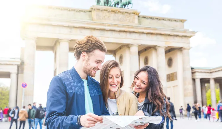 Campusstudierende reisen mit dem Deutschland-Semesterticket.