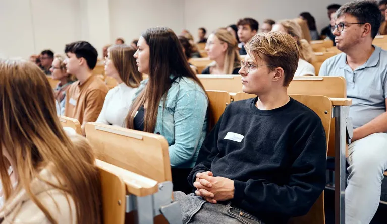 Campusstudierende sitzen im Auditorium.