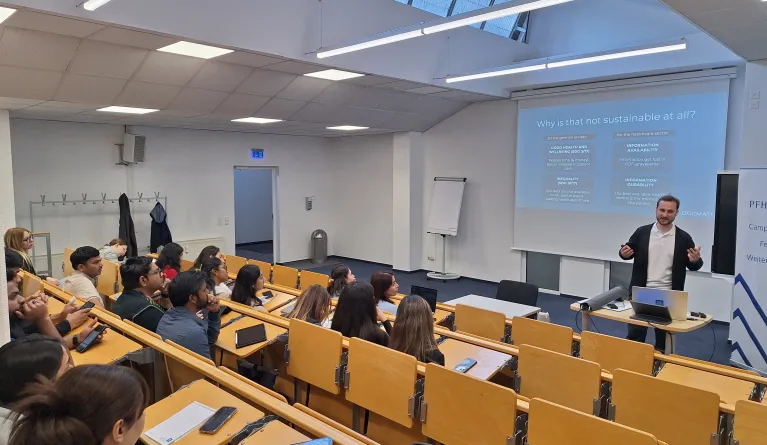 Studierende lauschen einem D3-Vortrag.