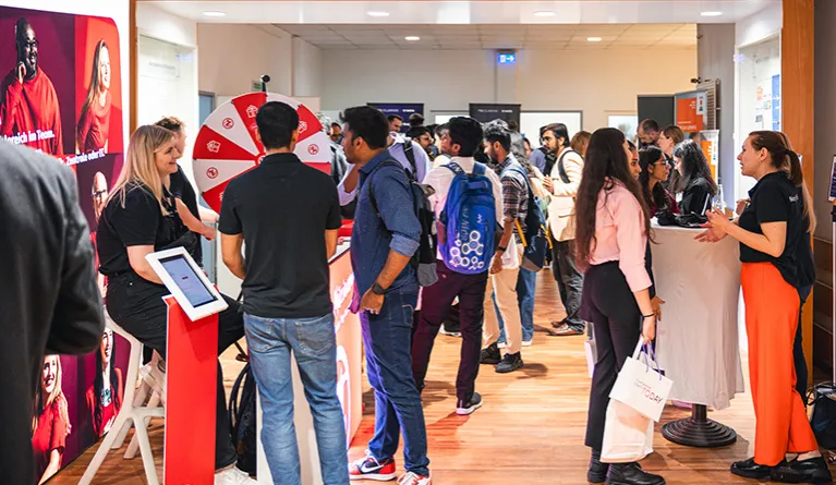 Studierende auf der Praktikumsbörse der PFH.