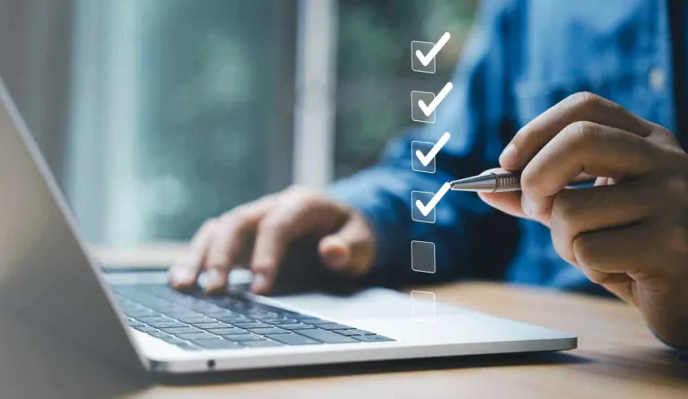 Student hakt in virtueller Checkliste technische Voraussetzungen für ein PFH-Fernstudium ab