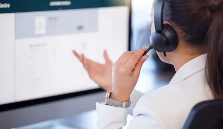 PFH-Fernstudenten erhalten Online-Unterstützung durch eine Frau mit Headset