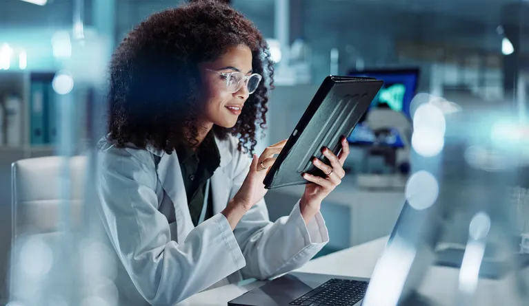 Eine Wissenschaftlerin sucht Teilnehmende für eine KI-Studie der PFH und Hochschule Reutlingen.