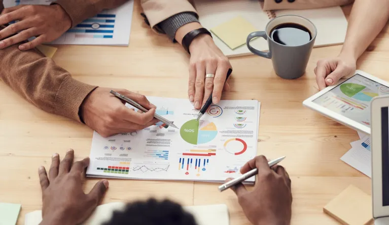 Team, das Finanzdokumente während eines Meetings diskutiert