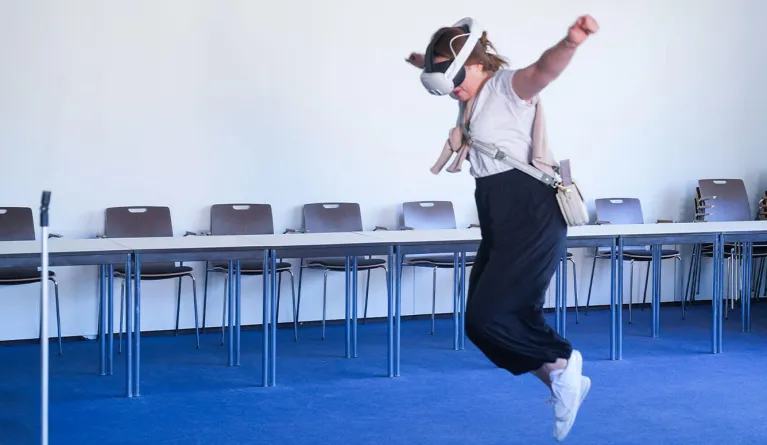 Ein Gast bei der Nacht des Wissens 2025 in der PFH.