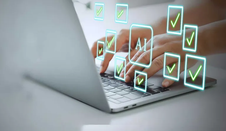 Dreidimensionale Häkchen vor einer Laptop-Tastatur symbolisieren die Nutzung von KI im Studium