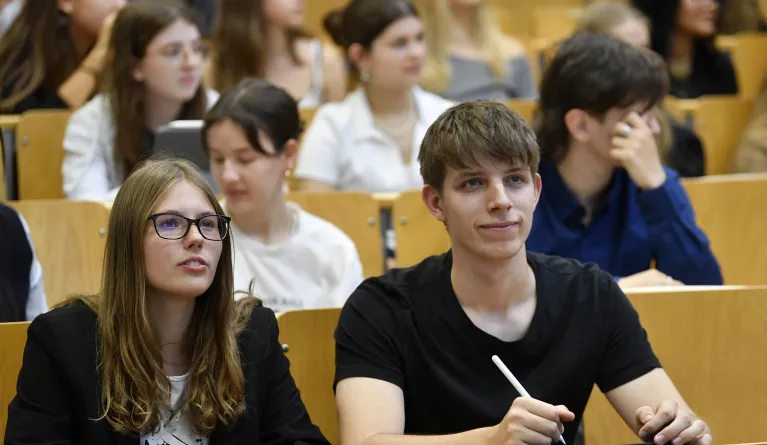 Zwei Schüler:innen im Hörsaal bei psychology4school.