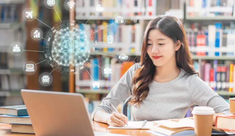 Studentin recherchiert an ihrem Laptop über AI an der PFH