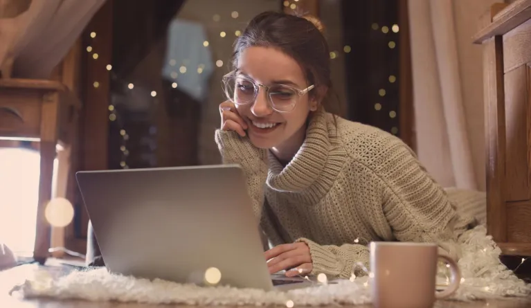 Frau lernt für ihr Fernstudium an der PFH und profitiert vom Weihnachtsrabatt 