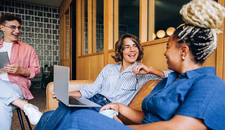 Sozialarbeiter nutzen am Laptop KI in der Sozialen Arbeit als Teil der Sozialarbeit 4.0