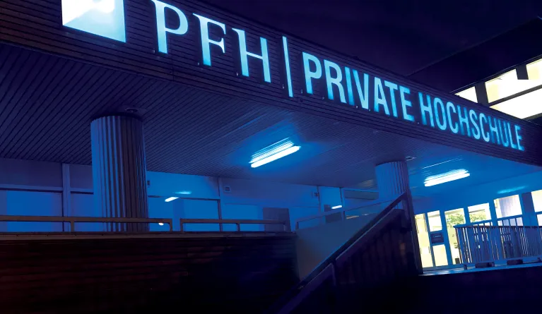 PFH Eingang im Dunkeln